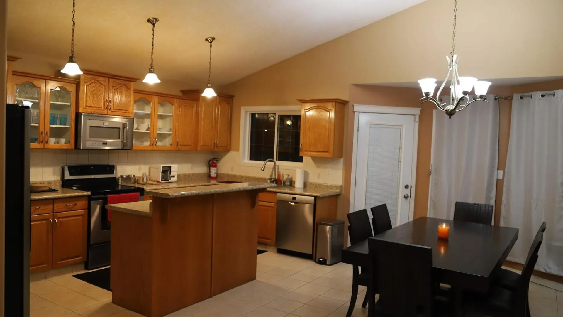 We 4 You 3Bed 6 Sleep Ac Free Garage Parking Villa Edmonton